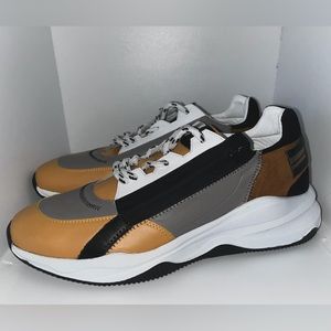 VINCI Sneakers
Fits a Men’s Size 9.5
In great condition